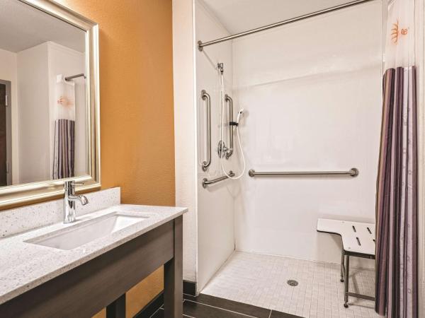 La Quinta by Wyndham San Antonio by Frost Bank Center : photo 3 de la chambre chambre lit king-size avec baignoire - accessible aux personnes à mobilité réduite/malentendantes - non-fumeurs