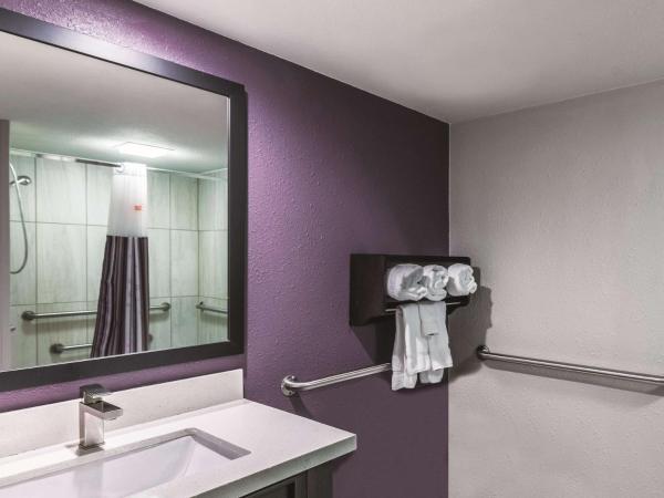 La Quinta by Wyndham Colorado Springs North : photo 3 de la chambre chambre lit king-size avec baignoire - adaptée aux personnes à mobilité réduite - non-fumeurs