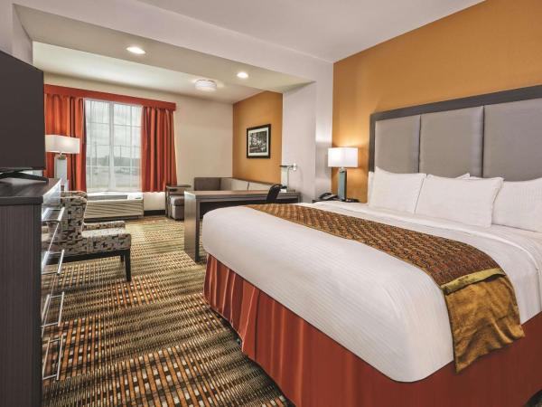 La Quinta by Wyndham San Antonio by Frost Bank Center : photo 3 de la chambre chambre lit king-size exécutive avec canapé-lit