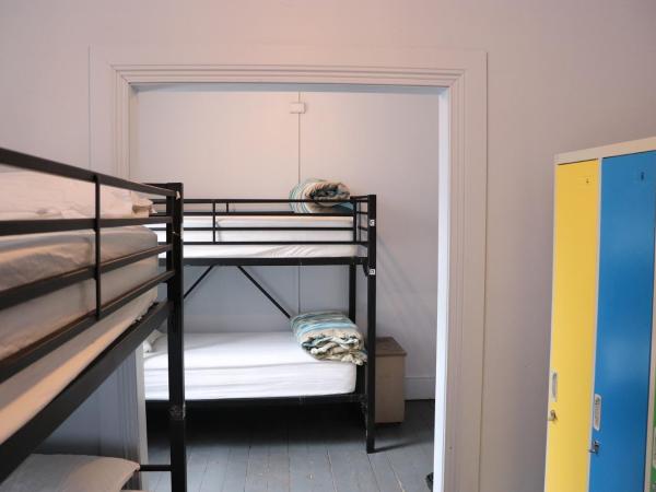 Backpackers Imperial Hotel : photo 4 de la chambre lit dans dortoir de 4 lits avec lits superposés