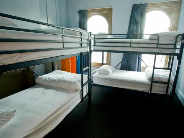 Backpackers Imperial Hotel : photo 3 de la chambre lit dans dortoir de 4 lits avec lits superposés