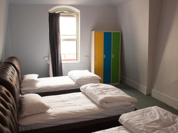 Backpackers Imperial Hotel : photo 1 de la chambre lit simple dans dortoir mixte de 3 lits