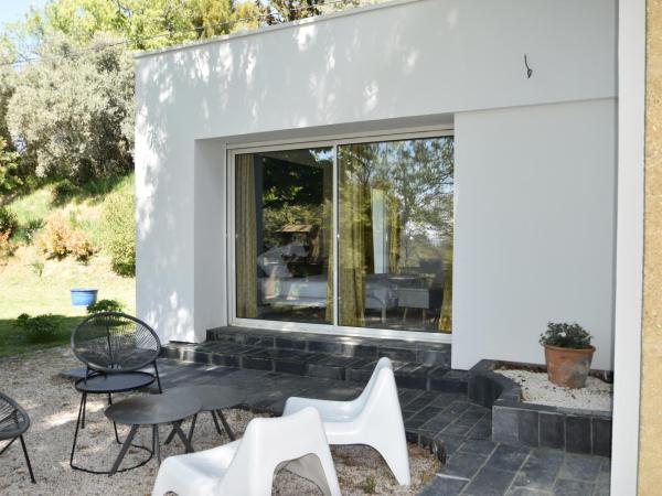 suite indépendante au calme avec piscine : photo 1 de la chambre chambre double - vue sur jardin