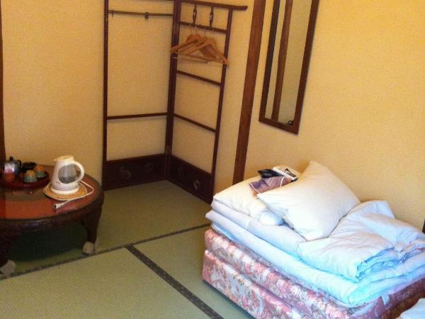 Rakucho Ryokan : photo 4 de la chambre chambre lits jumeaux de style japonais avec salle de bains commune