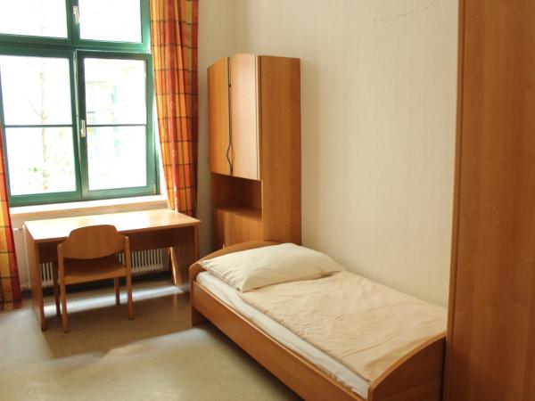 Porzellaneum : photo 7 de la chambre chambre lits jumeaux avec salle de bains commune