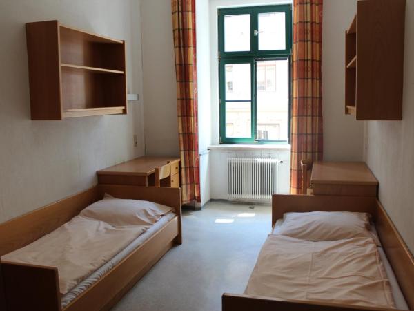 Porzellaneum : photo 5 de la chambre chambre lits jumeaux avec salle de bains commune
