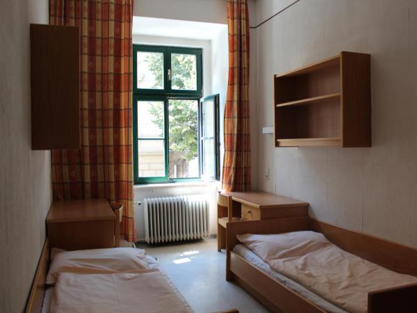 Porzellaneum : photo 4 de la chambre chambre lits jumeaux avec salle de bains commune