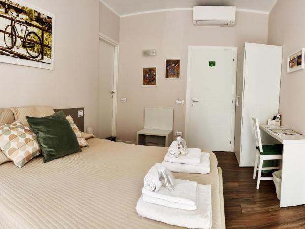 B&B Valverde : photo 2 de la chambre chambre double avec salle de bains privative