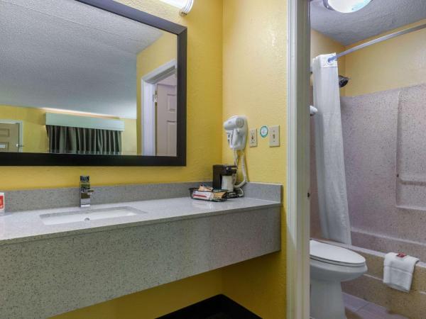 Econo Lodge : photo 4 de la chambre chambre lit king-size - fumeurs