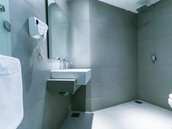 Hotel 99 Kepong : photo 1 de la chambre chambre lit queen-size standard avec fenêtre