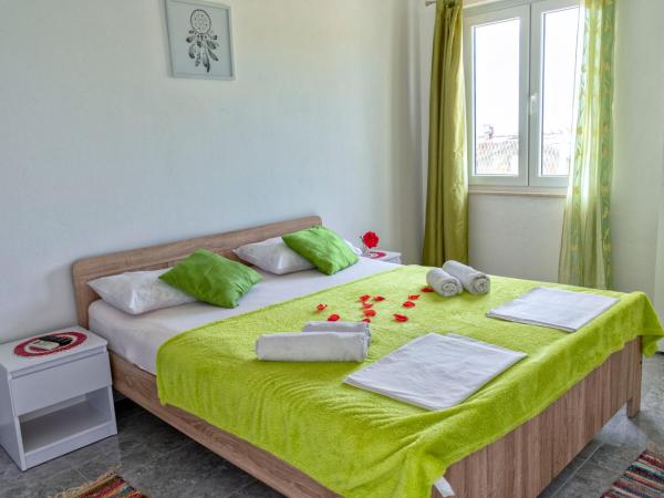 Dino and Jele Apartments : photo 1 de la chambre appartement 1 chambre avec terrasse (2 adultes)