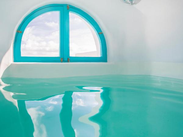 Sophia Oia View : photo 7 de la chambre chambre troglodyte supérieure avec petite piscine intérieure - vue sur caldeira