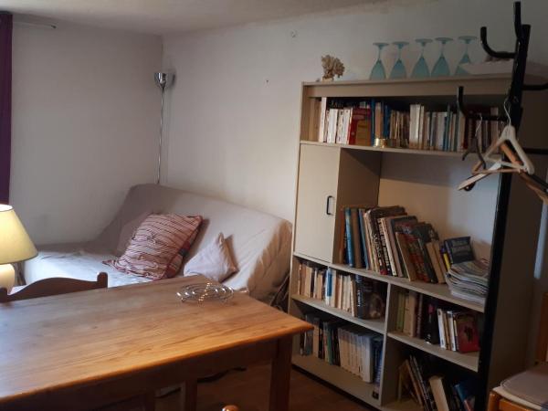 Les Pucines T2 bas de villa : photo 2 de la chambre appartement - vue sur jardin