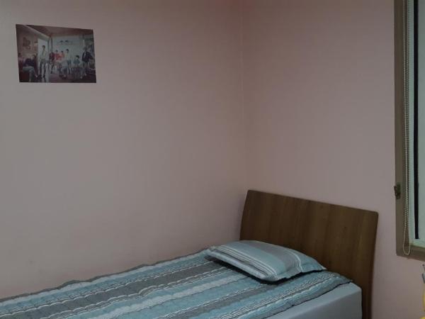 Birdsnest Hostel Hongdae Foreigner only : photo 9 de la chambre chambre triple avec salle de bains commune