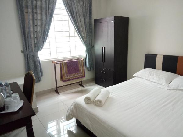 Hotel Mutiara KGMMB : photo 3 de la chambre chambre standard lit queen-size