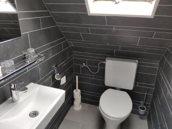 Hotel Bellington : photo 2 de la chambre chambre quadruple avec salle de bains privative