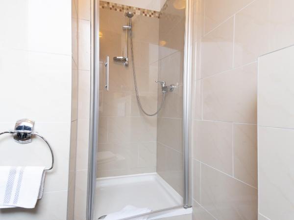 Pension Insulaner : photo 8 de la chambre chambre lits jumeaux avec salle de bains