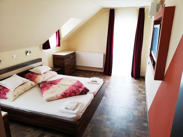 Borostyán Panzió Balatonfüred : photo 1 de la chambre appartement - vue sur piscine 