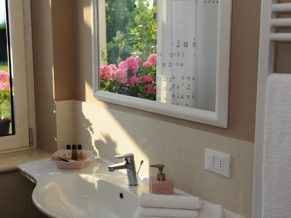 B&B La Magia dei Sogni Relais : photo 9 de la chambre chambre double supérieure avec lit d'appoint - vue sur jardin