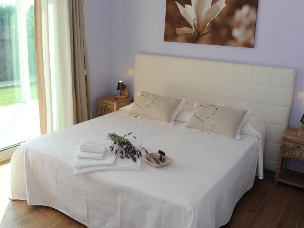 B&B La Magia dei Sogni Relais : photo 8 de la chambre chambre double supérieure avec lit d'appoint - vue sur jardin