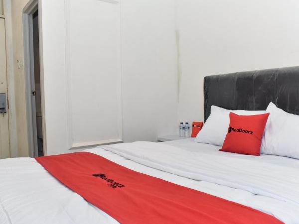 RedDoorz Plus @ Kemayoran : photo 5 de la chambre chambre double
