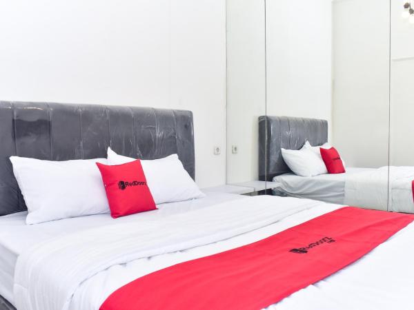RedDoorz Plus @ Kemayoran : photo 8 de la chambre chambre double