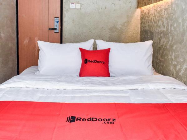 RedDoorz Plus @ Kemayoran : photo 9 de la chambre chambre double