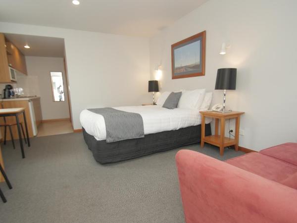 ASURE Christchurch Classic Motel & Apartments : photo 2 de la chambre studio queen avec bain à remous