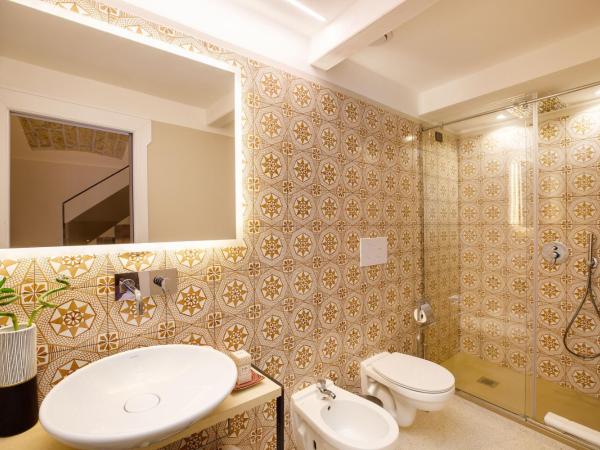 MelRose Napoli : photo 8 de la chambre chambre quadruple de luxe avec balcon