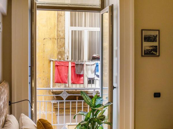 MelRose Napoli : photo 6 de la chambre chambre quadruple de luxe avec balcon