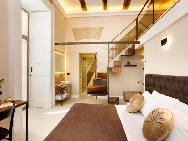 MelRose Napoli : photo 1 de la chambre chambre quadruple de luxe avec balcon