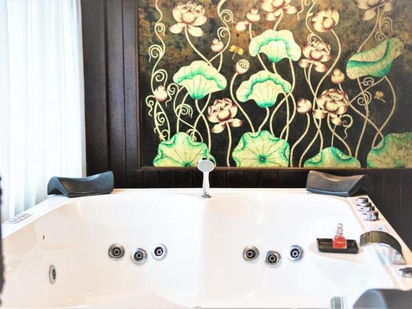 Singha Montra Lanna Boutique Style Hotel : photo 7 de la chambre suite lanna avec jacuzzi - hébergement uniquement