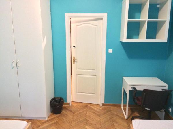Student-House Kazimierzowska : photo 4 de la chambre chambre lits jumeaux avec salle de bains commune