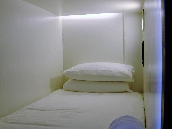 Beary Best! Hostel Kampong Glam : photo 2 de la chambre capsule simple inférieure dans dortoir mixte avec douche privative