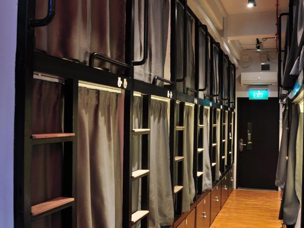 Beary Best! Hostel Kampong Glam : photo 5 de la chambre capsule simple inférieure dans dortoir mixte avec salle de bains commune