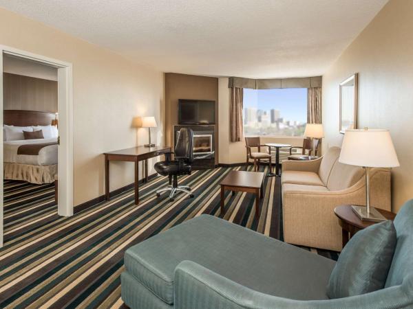 Best Western Plus Winnipeg Airport Hotel : photo 2 de la chambre suite lit king-size avec baignoire spa