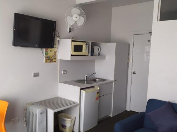 Waterfront Lodge Motel : photo 2 de la chambre chambre supérieure lit queen-size