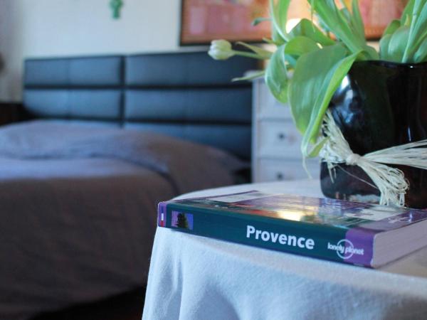 Les Volets Bleus Provence : photo 4 de la chambre chambre familiale (5 adultes)