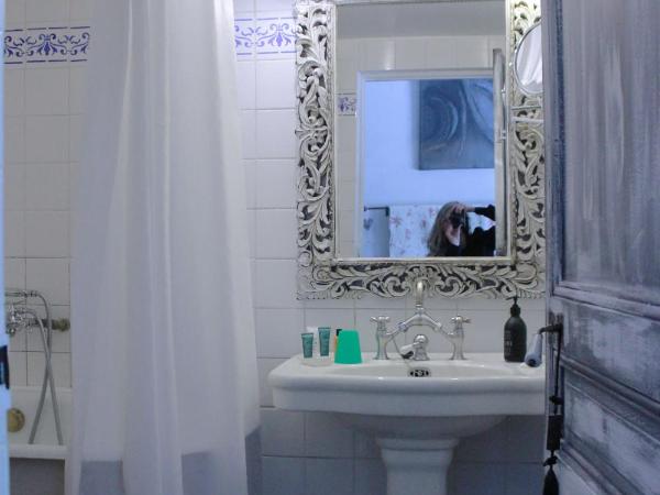 Les Volets Bleus Provence : photo 10 de la chambre studio avec terrasse