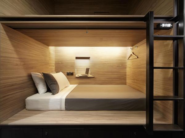 The Pod at Beach Road Boutique Capsule Hotel : photo 5 de la chambre capsule simple dans dortoir mixte (entrée latérale)