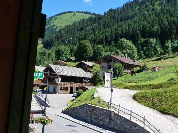 Hôtel Belalp : photo 9 de la chambre chambre lits jumeaux - vue sur rue