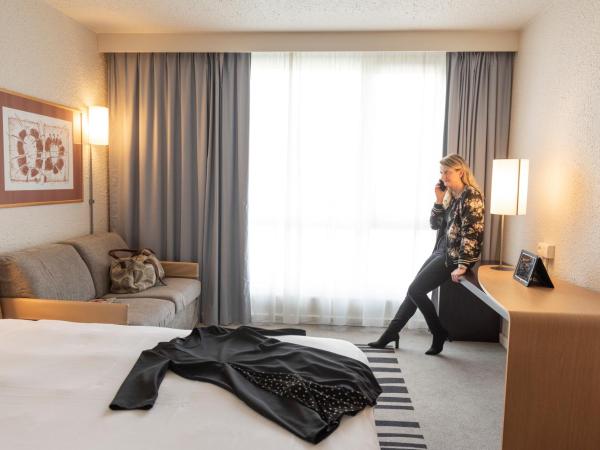 Hôtel Novotel Valenciennes : photo 1 de la chambre chambre supérieure avec chaise longue