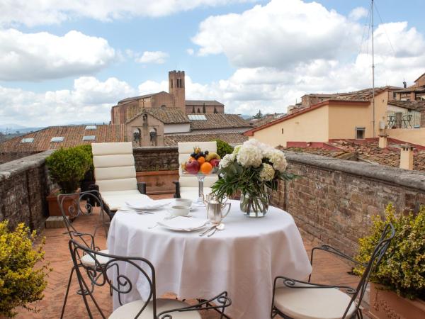 Grand Hotel Continental Siena - Starhotels Collezione : photo 10 de la chambre chambre double ou lits jumeaux deluxe avec terrasse
