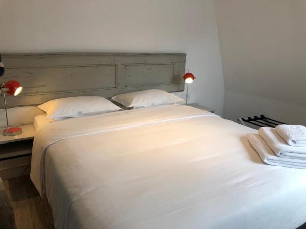Be Lisbon Hostel Intendente : photo 7 de la chambre chambre double avec salle de bains privative