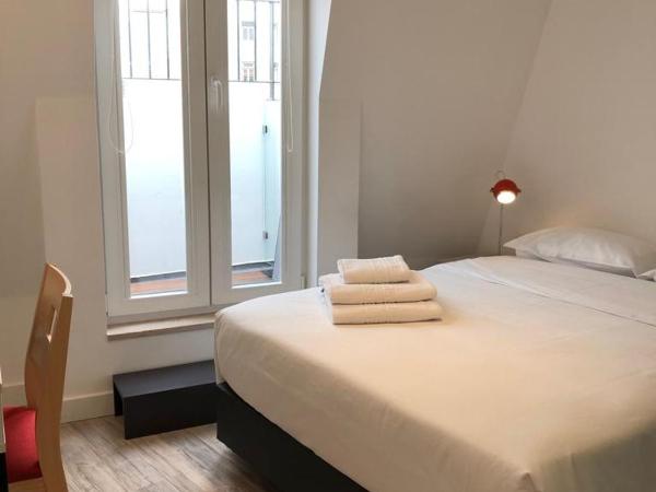 Be Lisbon Hostel Intendente : photo 6 de la chambre chambre double avec salle de bains privative