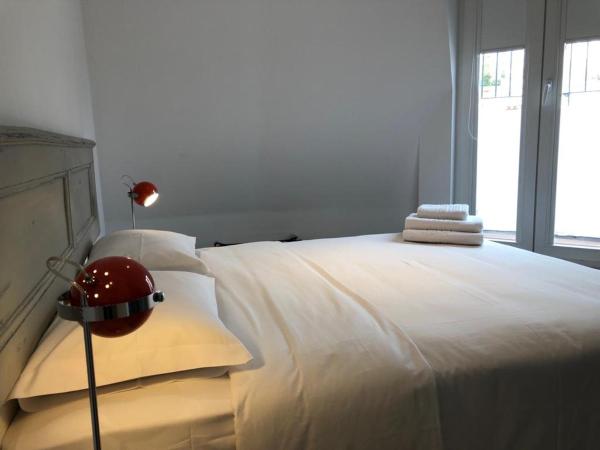 Be Lisbon Hostel Intendente : photo 5 de la chambre chambre double avec salle de bains privative