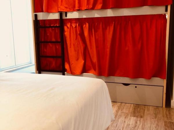 Be Lisbon Hostel Intendente : photo 4 de la chambre chambre familiale avec salle de bains commune