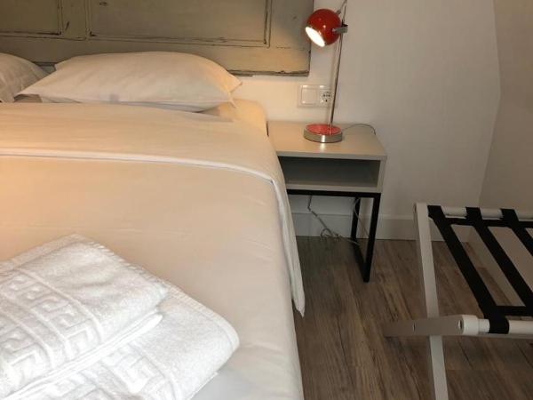 Be Lisbon Hostel Intendente : photo 4 de la chambre chambre double avec salle de bains privative