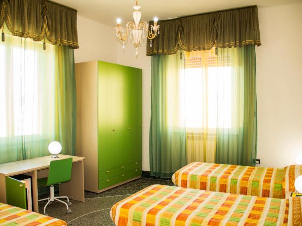 BBC Christian Bed & Breakfast : photo 3 de la chambre chambre triple avec salle de bains commune
