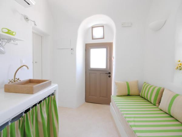 White Grape Suites : photo 5 de la chambre suite classique - vue sur mer et coucher de soleil - athiri